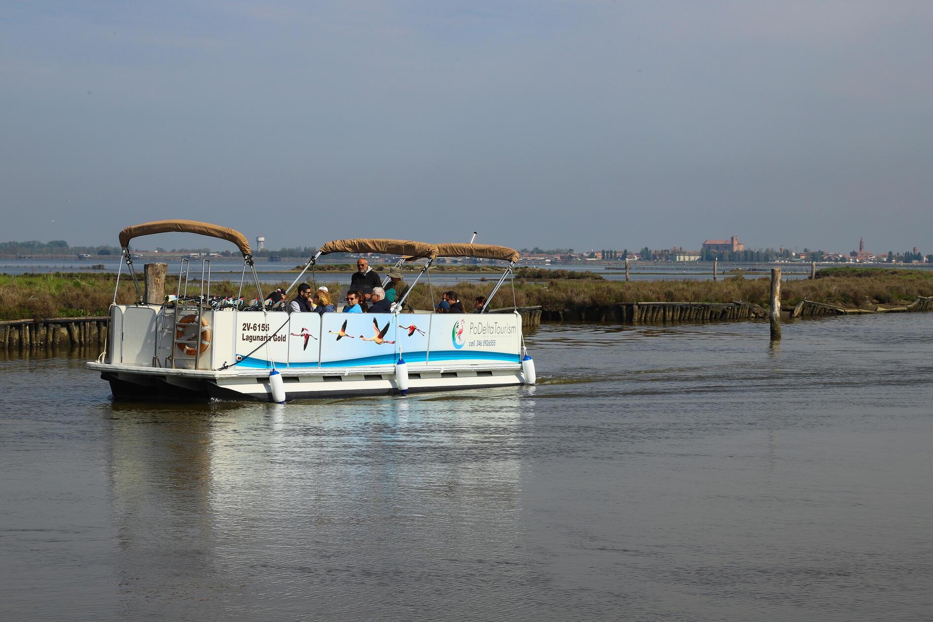 Bei einer Bootstour in den Valli di Comacchio lernt man die Lagune aus einer anderen Perspektive kennen.