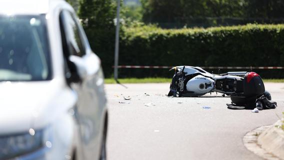 Schwerer Unfall am Pfingstmontag: Motorradfahrer wird lebensgefährlich verletzt