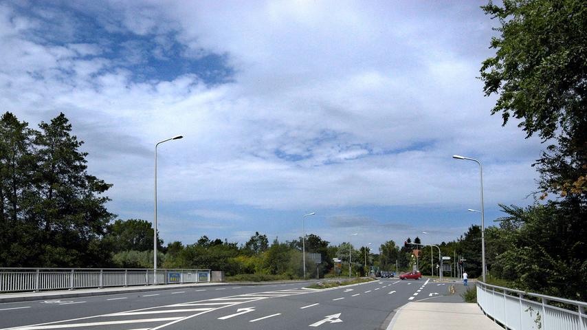 Die moderne Adenauerbrücke am Stadtrand, die zum.....