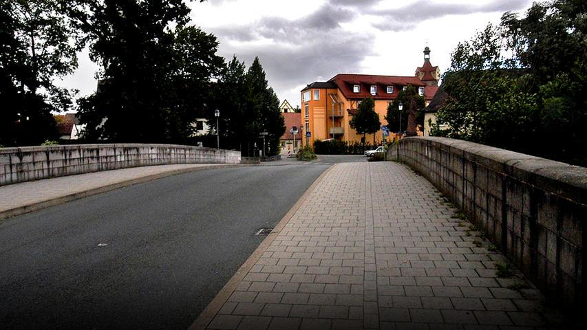 Andere Betrachtungsweise der "Steinernen Brücke": Nach der Brücke links geht es dann zum Herzogenauracher Freibad.