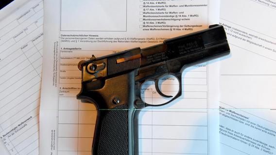 Mann lief mit Pistole in Nürnberg herum: Polizei findet Waffen und Munition in seiner Wohnung