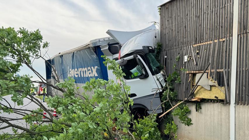 Bei dem schlimmen Unfall auf der Südwesttangente, auf Höhe der Ausfahrt Fürth Süd, wurde der Lkw-Fahrer nach ersten Informationen sehr schwer verletzt. Bei dem schlimmen Unfall auf der Südwesttangente, auf Höhe der Ausfahrt Fürth Süd, wurde der Lkw-Fahrer nach ersten Informationen sehr schwer verletzt.