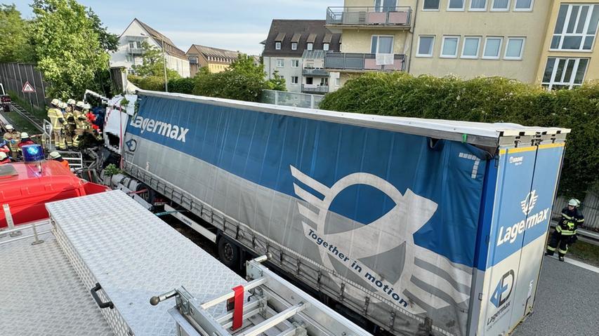 Rettungseinsatz an der Südwesttangente: Der Sattelzug war auf Höhe der Ausfahrt Fürth Süd in eine Lärmschutzwand gekracht. Rettungseinsatz an der Südwesttangente: Der Sattelzug war auf Höhe der Ausfahrt Fürth Süd in eine Lärmschutzwand gekracht.