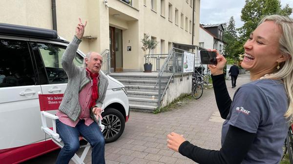 Auch der NN.de-Bus ist beim Berg vor Ort und möchten ganz besondere Berg-Gäste auszeichnen: Wir suchen Miss und Mister Berg 2024!Wird der bekannte Erlanger Kabarettist Klaus Karl-Kraus vielleicht Bergkönig? Unser Bus ist wieder am Mittwoch, 22. Mai von 18 bis 22 Uhr vor Ort (Ecke ev. Kindergarten/bewachter Fahrradparkplatz an der Ecke Haagstraße/Bayreuther Straße).