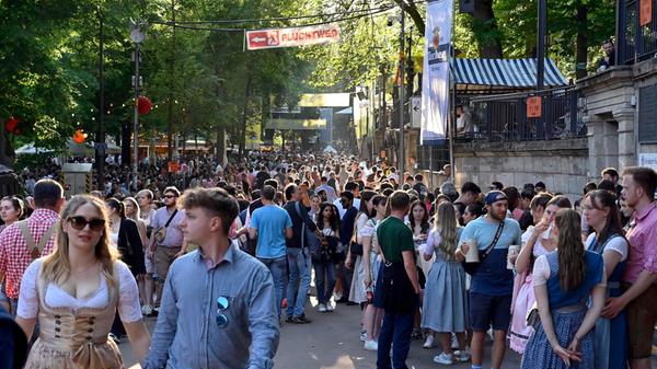 Erlangen: An Pfingstmontag pilgern nicht nut die Erlanger auf die Bergkirchweih zum Frühschoppen - Noch dazu, wenn die Sonne lacht. Die Besucher flanieren in der Abendsonne. Am frühen Abend strömt das Partyvolk auf den Berg und werden auf den Kellern mit entsprechender Musik versorgt. 20.5.2024. Foto: Harald Sippel