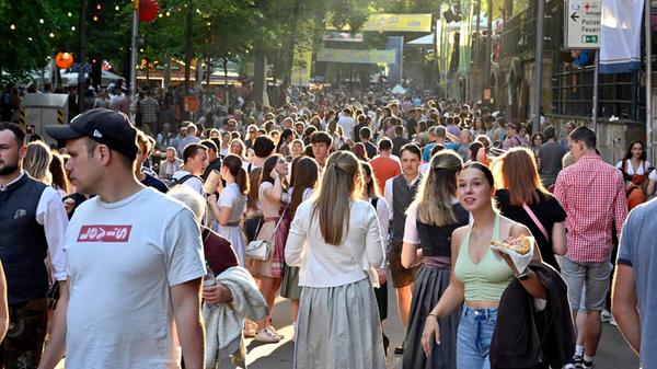 Erlangen: An Pfingstmontag pilgern nicht nut die Erlanger auf die Bergkirchweih zum Frühschoppen - Noch dazu, wenn die Sonne lacht. Die Besucher flanieren in der Abendsonne. Am frühen Abend strömt das Partyvolk auf den Berg und werden auf den Kellern mit entsprechender Musik versorgt. 20.5.2024. Foto: Harald Sippel