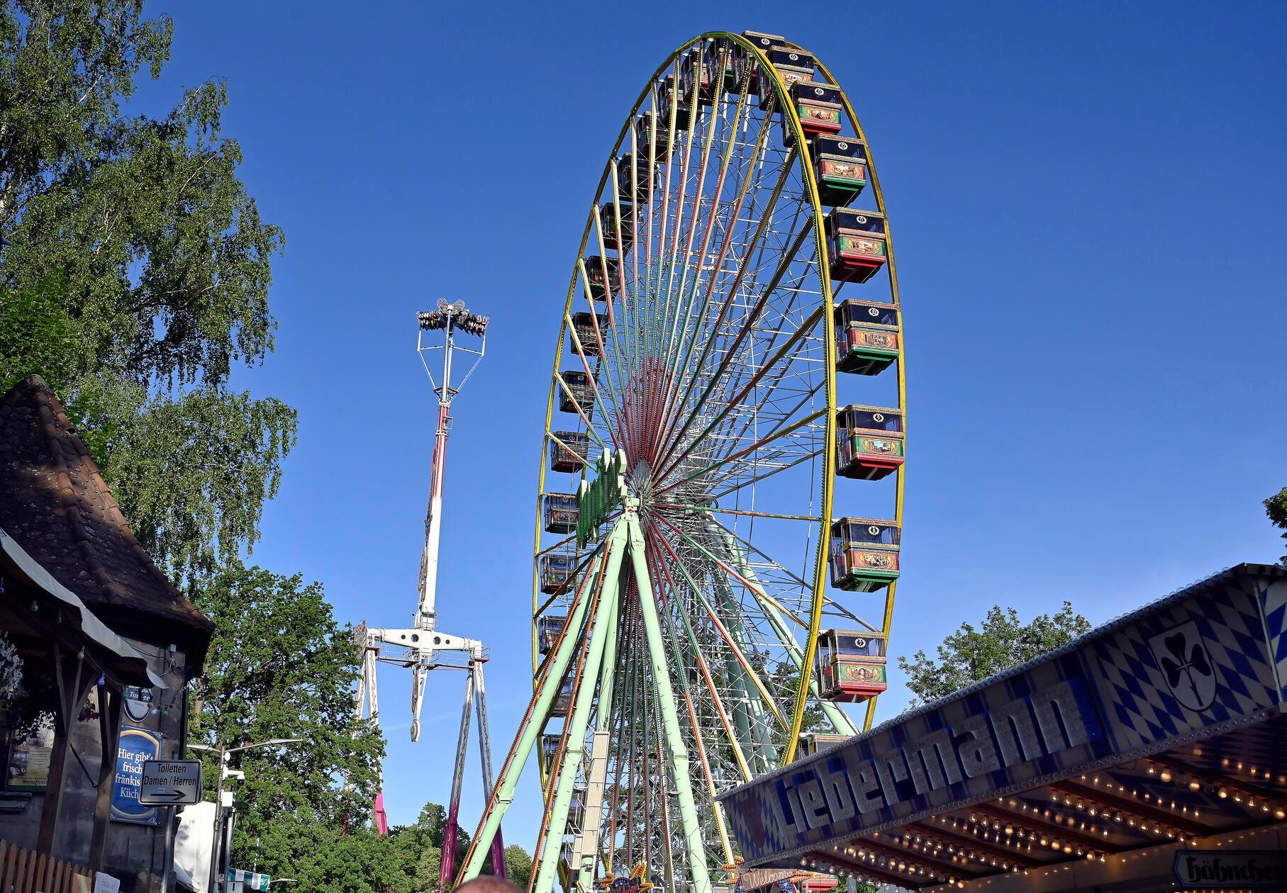 Auch die Fahrgeschäfte werden frequentiert. Das diesjährige Hihglight in punkto Nervenkitzel ist klar der Überschlag-Looping Infinity mit 65 Metern Höhe. Immer eine Attraktion ist hingegen das Riesenrad.