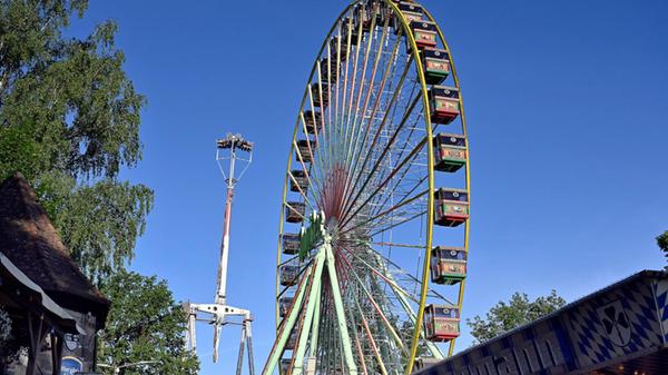 Auch die Fahrgeschäfte werden frequentiert. Das diesjährige Hihglight in punkto Nervenkitzel ist klar der Überschlag-Looping Infinity mit 65 Metern Höhe. Immer eine Attraktion ist hingegen das Riesenrad.