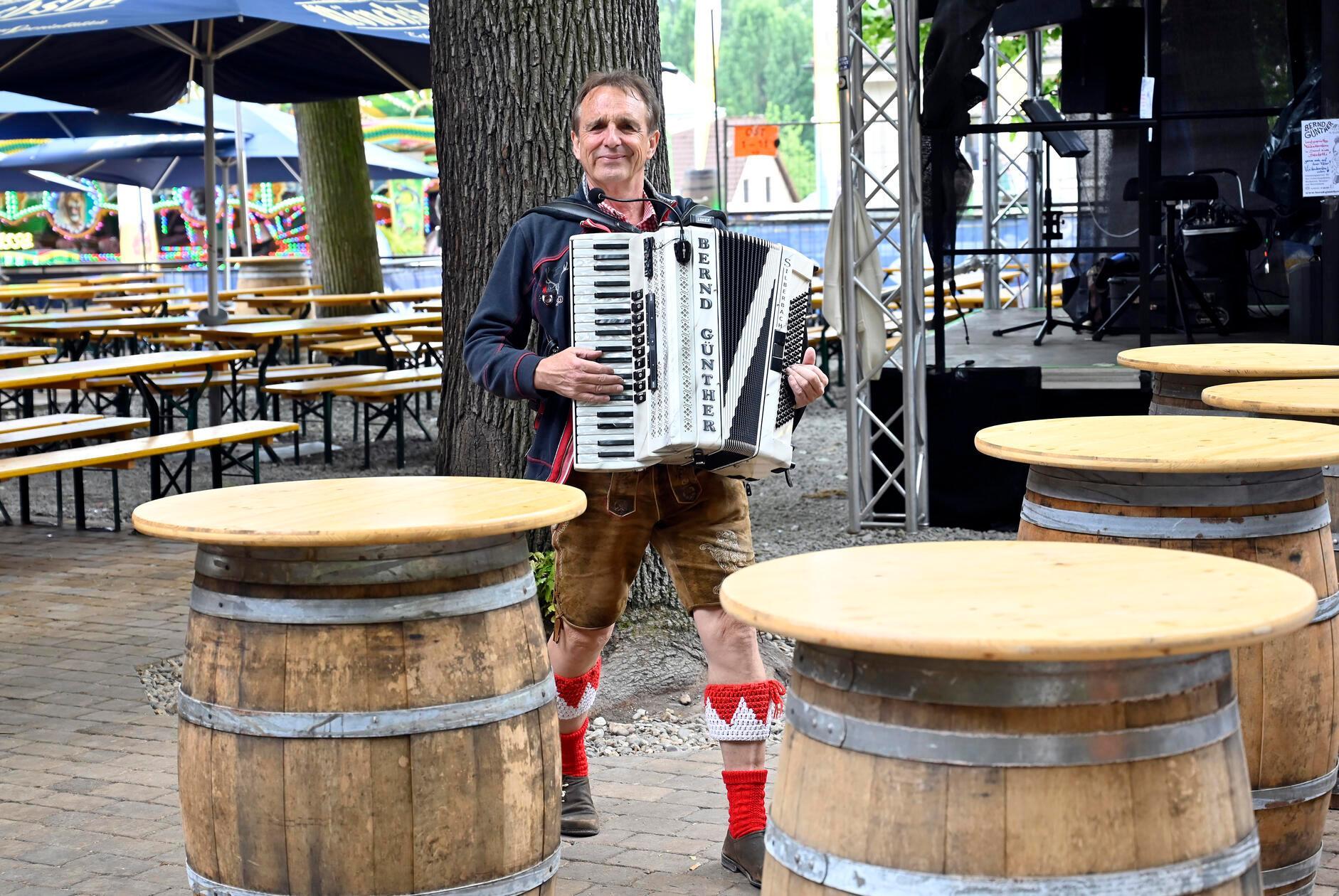 Ein gut gelaunter Alleinunterhalter, der sich mit Musizieren die Zeit vertreibt, bis die Gäste ins Altstädter Schießhaus strömen. 21.5.2024. Foto: Harald Sippel
