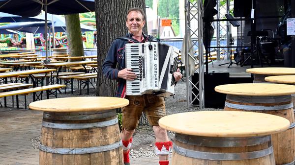Ein gut gelaunter Alleinunterhalter, der sich mit Musizieren die Zeit vertreibt, bis die Gäste ins Altstädter Schießhaus strömen. 21.5.2024. Foto: Harald Sippel