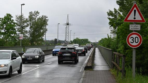Dechsendorfer Damm: Die Fahrbahndecke der Brücke in Erlangen muss dringend saniert werden