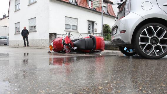 Tödlicher Unfall im Landkreis Ansbach - Rollerfahrer stirbt nach Kollision mit Auto