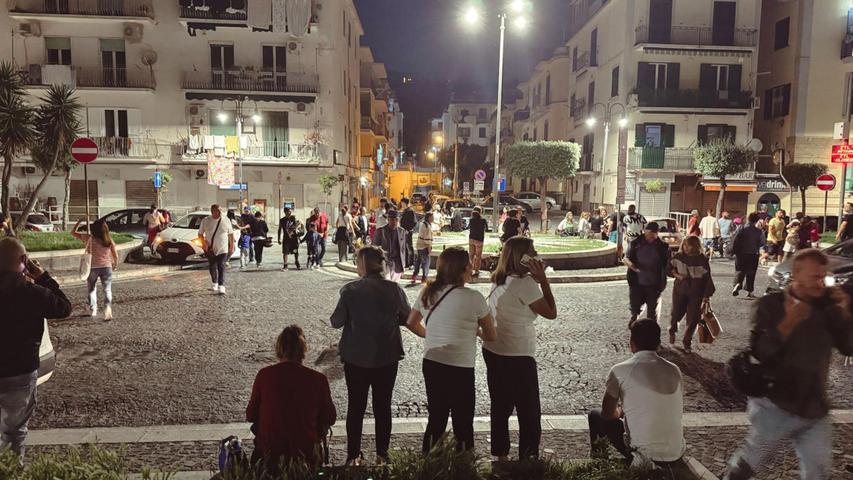 Menschen harren in Neapel aus Angst vor weiteren Erdstößen auf der Straße aus.