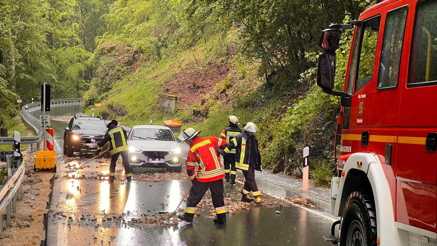 Die Feuerwehr ist im Einsatz. Die Feuerwehr ist im Einsatz.