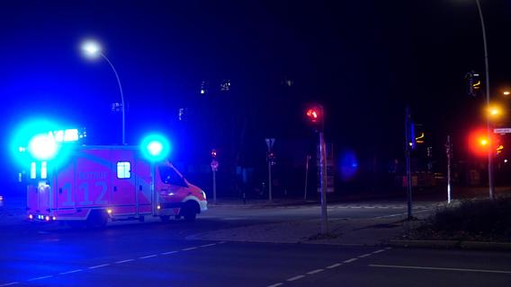 Messer-Attacke im Nürnberger Westen: Zwei Personen schwer verletzt - Polizei sucht Zeugen