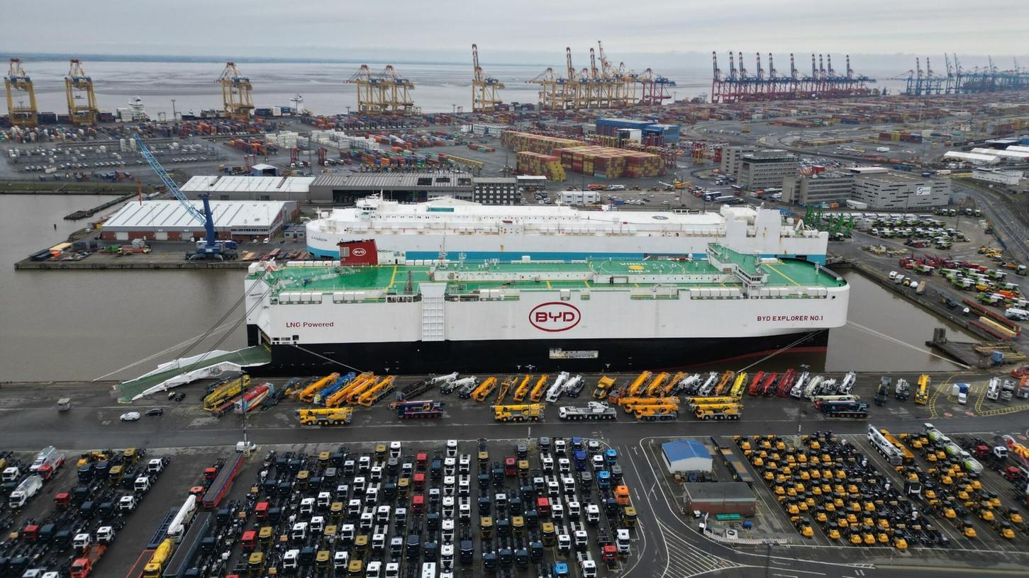 Der Autofrachter "BYD Explorer No.1" liegt mit 3000 Neuwagen an Bord in Bremerhaven. Der Frachter ist vom chinesischen Shenzen nach Europa gekommen.
