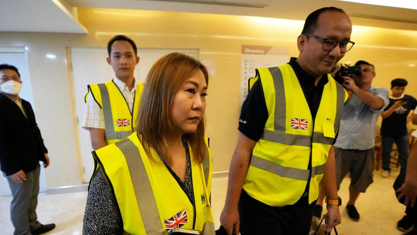 Mitarbeiter der britischen Botschaft besuchen in einem Hospital in Bangkok britische Passagiere, die bei dem Flug verletzt wurden.