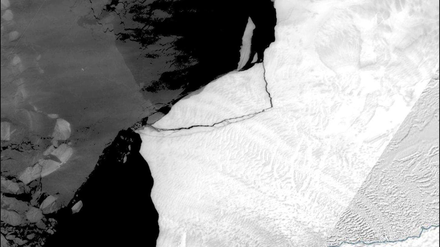 Eine von der britischen Forschungsstation British Antarctic Survey veröffentlichte Satellitenaufnahme zeigt, wie ein Eisberg vom Brunt-Eisschelf der Antarktis abbricht.