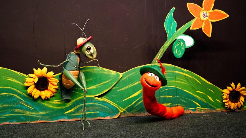 In der Schwabacher Marionettenbühne zeigt man am Sonntag das Stück "Die kleine Raupe". Das Werk für Theateranfänger begleitet Raupe Lilith auf ihrem Lebensweg zum Schmetterling. Beginn: 11 Uhr. Ab 3 Jahren.