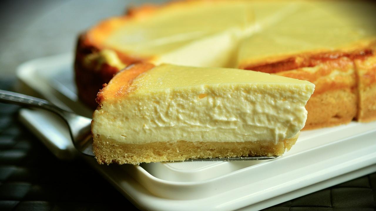 Käsekuchen ist einer der beliebtesten Kuchen Deutschlands - mit Keks unten und Äpfeln oben drauf schmeckt er noch besser. (Symbolfoto)