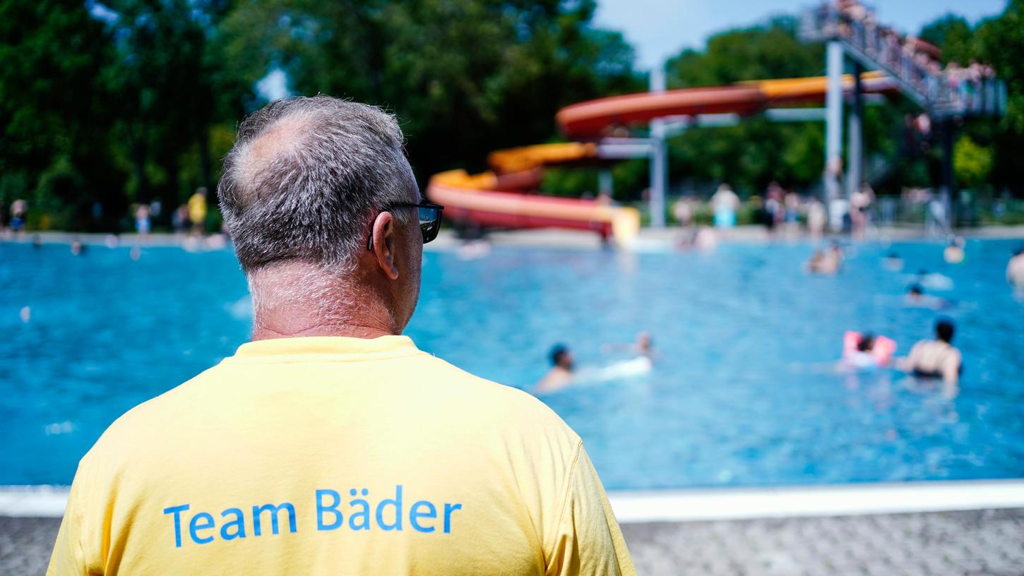 Der 22. Mai ist in Deutschland Tag des Schwimm- und Bademeisters. In der Branche herrscht aber seit mehreren Jahren Fachkräftemangel. (Symbolbild) Der 22. Mai ist in Deutschland Tag des Schwimm- und Bademeisters. In der Branche herrscht aber seit mehreren Jahren Fachkräftemangel. (Symbolbild)