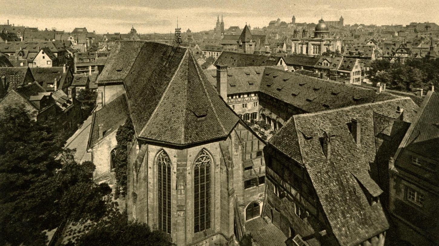 Erkennen Sie sie? Dieser Ausblick vom Dach des Gewerbemuseums von circa 1935 zeigt die noch weitgehend intakte mittelalterliche Klosteranlage vor der Silhouette Alt-Nürnbergs.