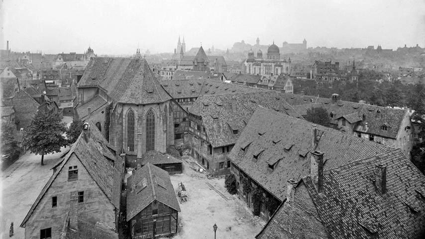 Blick von Osten auf die Katharinenkirche und das Katharinenkloster, das zum Zeitpunkt des Fotos 1906 mit einem Fachwerkgeschoss aufgestockt war. Zu erkennen: ihre Schlichtheit.