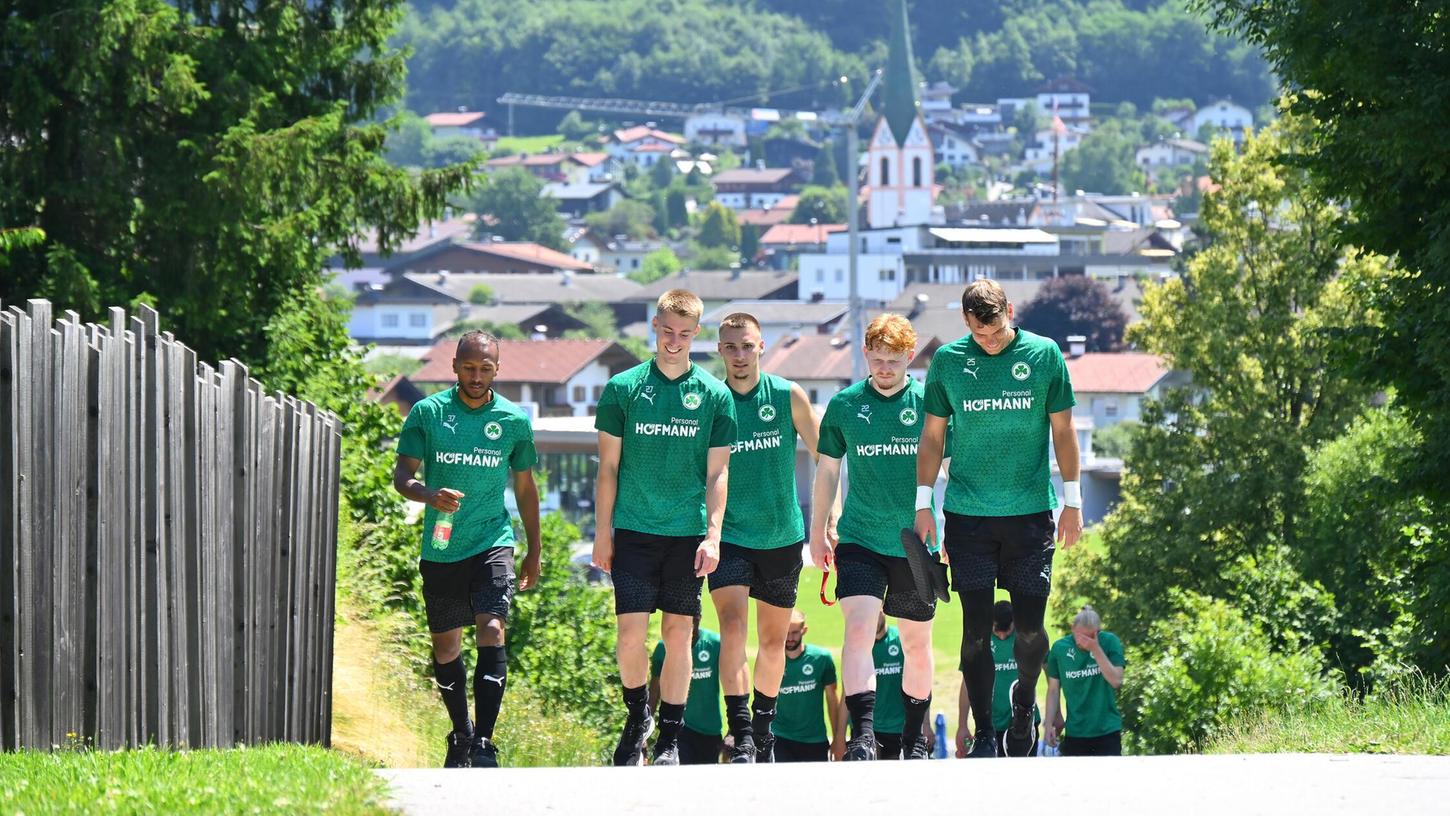 Zu Fuß zum Training: Im schönen Bad Häring war das für die Mannschaft der Spielvereinigung Greuther Fürth immer ein vergnüglicher Teil des Tages.