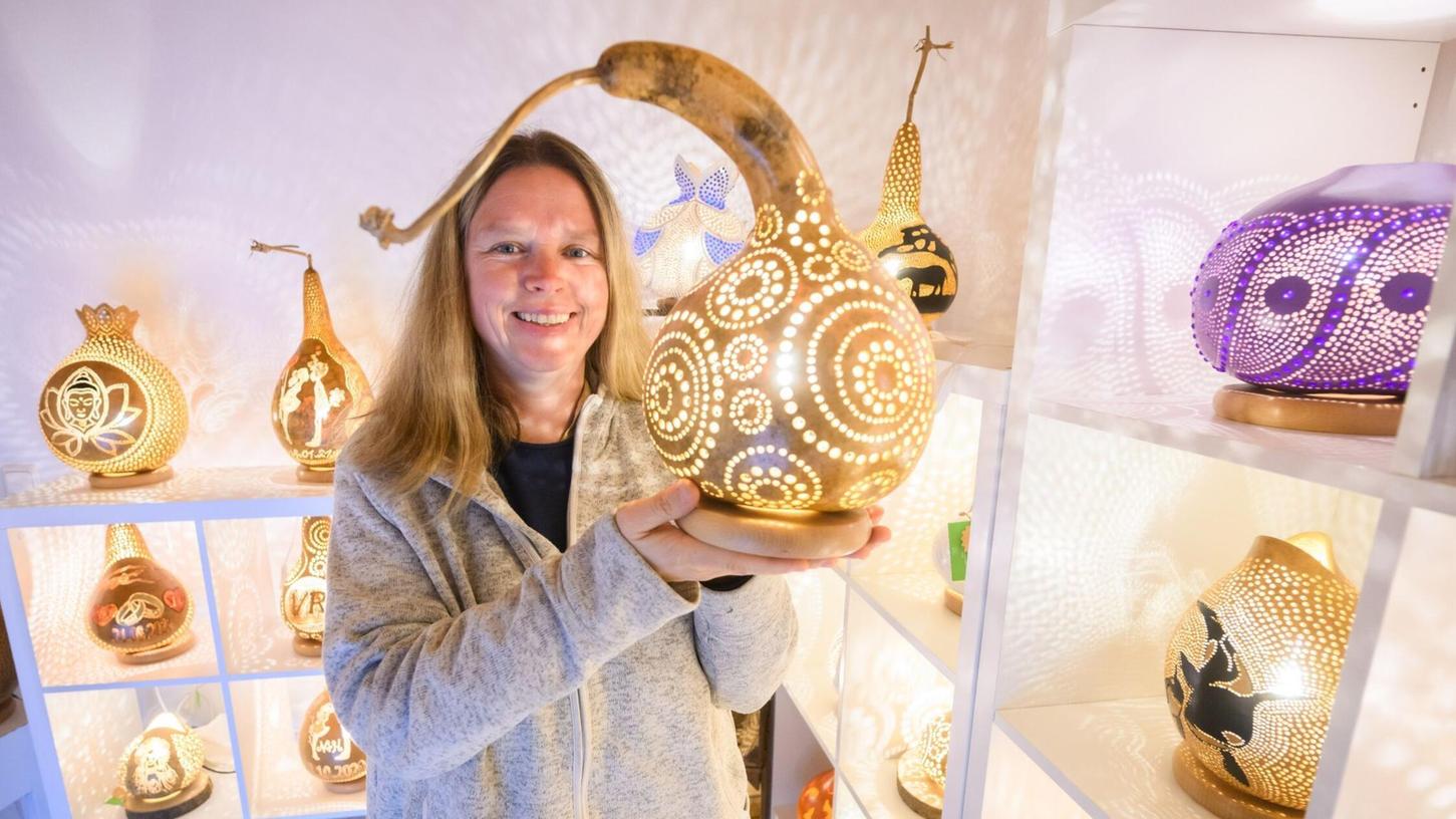 Virginia Lauterbach präsentiert eine ihrer handgefertigten Kürbislampen in der Kalebassenmanufaktur in Bückeburg.