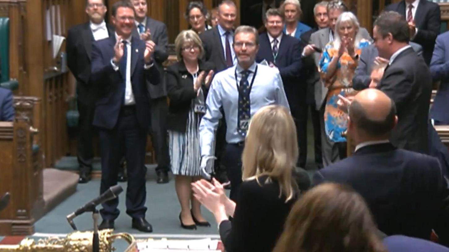 Der konservative Abgeordente Craig Mackinlay (m.) wird bei seiner Rückkehr von den Mitgliedern des Parlaments beklatscht.