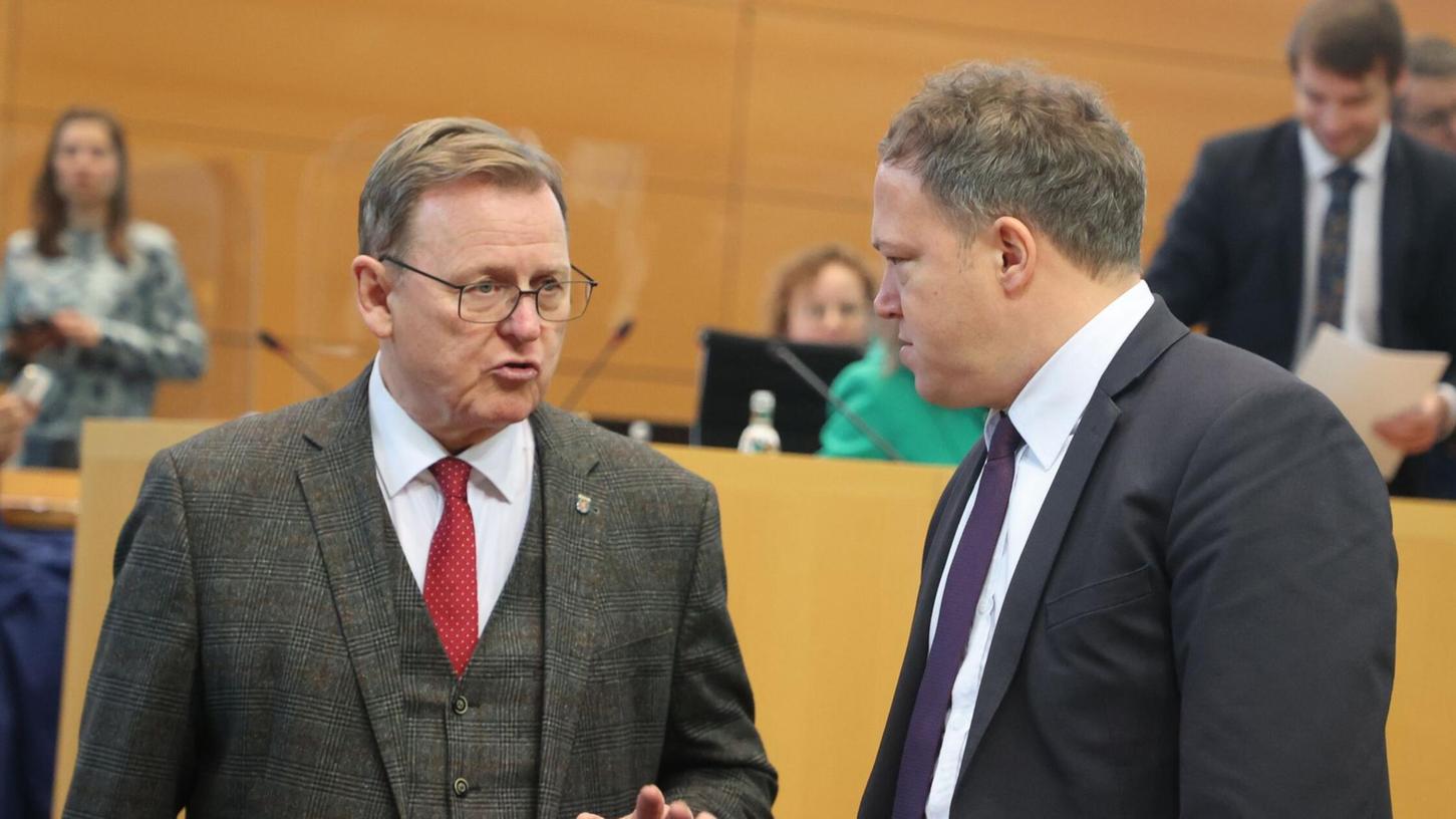 Thüringen Ministerpräsident Bodo Ramelow (l) reicht CDU-Kontrahent Mario Vogt die Hand.