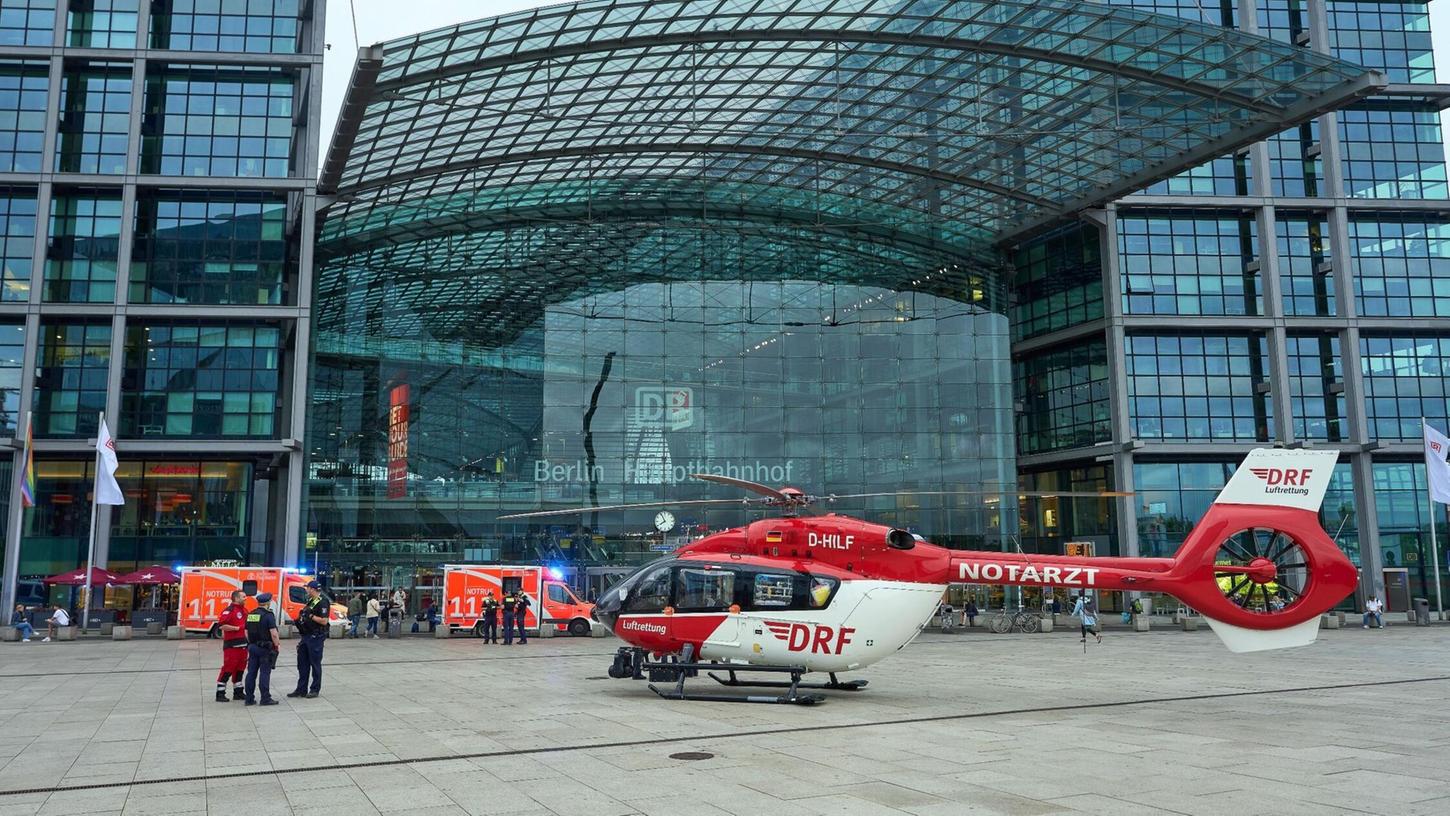 Teile des Berliner Hauptbahnhofs sind nach dem Unglück gesperrt - ein Rettungshubschrauber steht bereit.