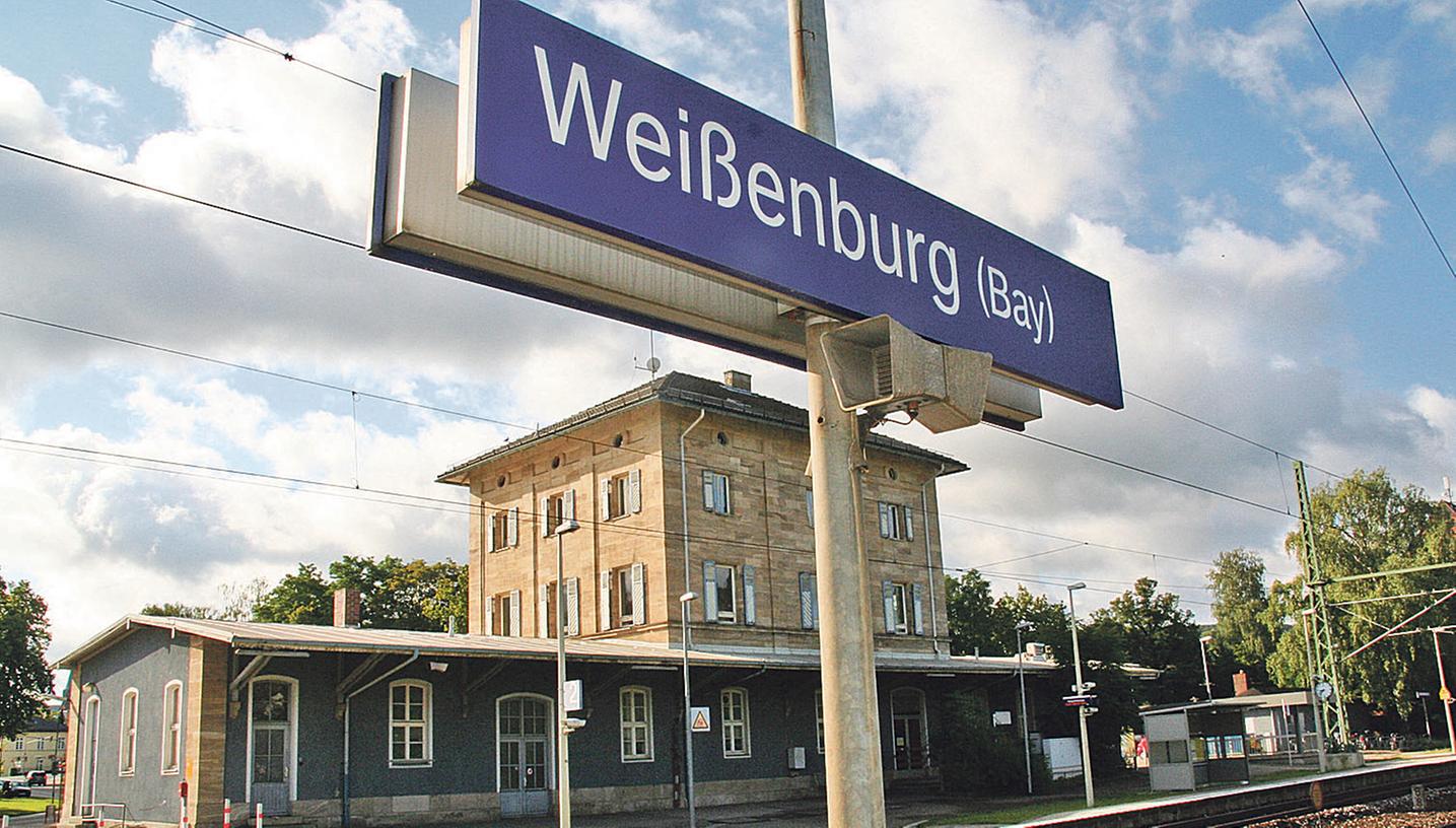 Endstation Weißenburg: Weil ein junger Mann im Zug randalierte, wurde er von der Polizei abgeführt und in die Arrestzelle gebracht.
