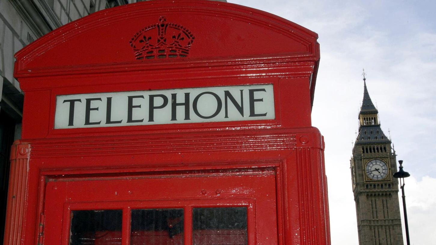 Eine rote Telefonzelle und der Big Ben - zwei Klassiker in einem Bild.