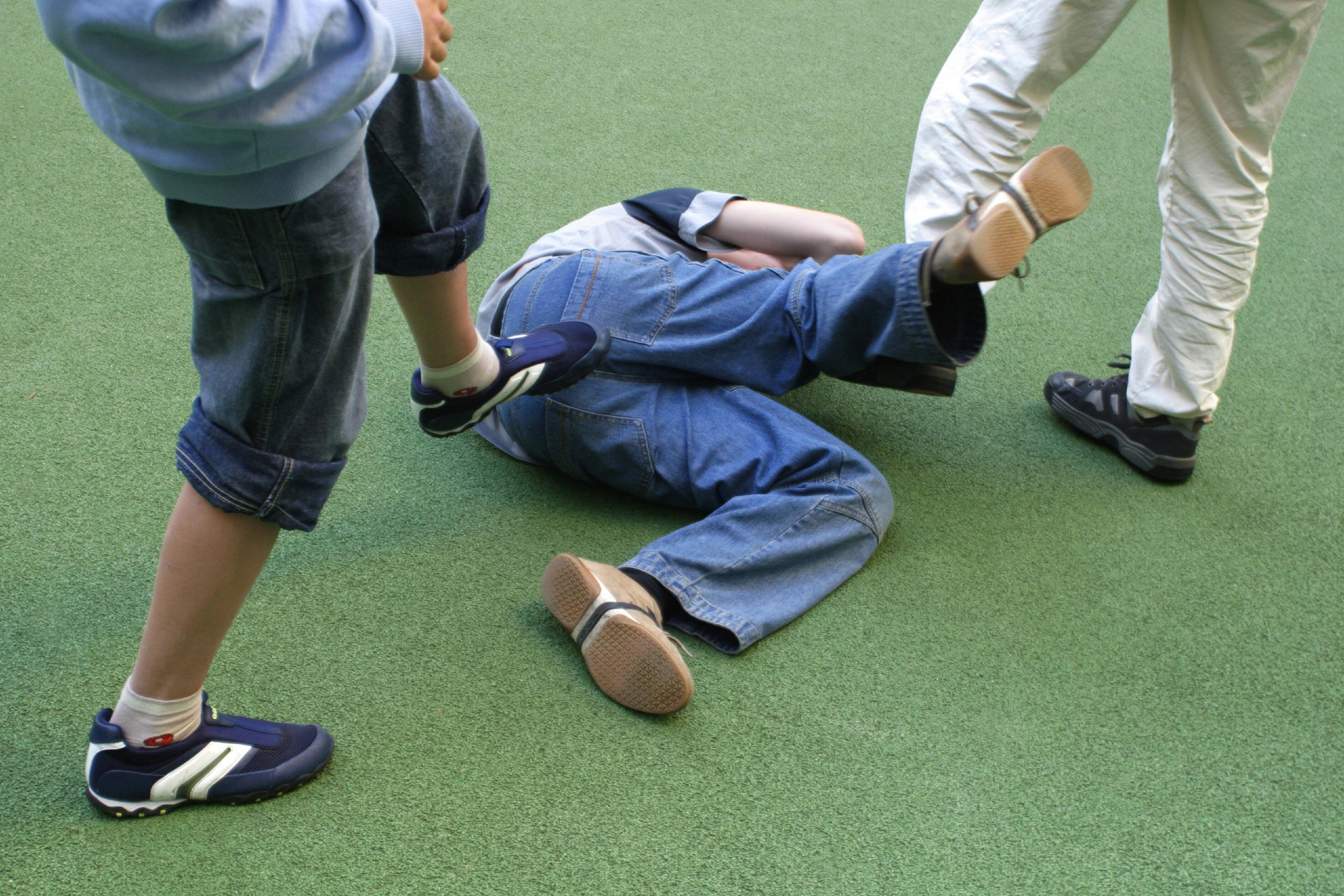 Schockierender Gewaltexzess: Teenager pr&uuml;geln 13-J&auml;hrigen krankenhausreif und filmen die Tat