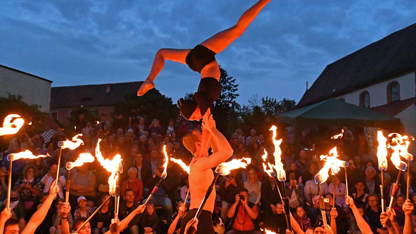 Die nächtliche Feuershow ist eine der großen Attraktionen beim Neumarkter Altstadtfest.
