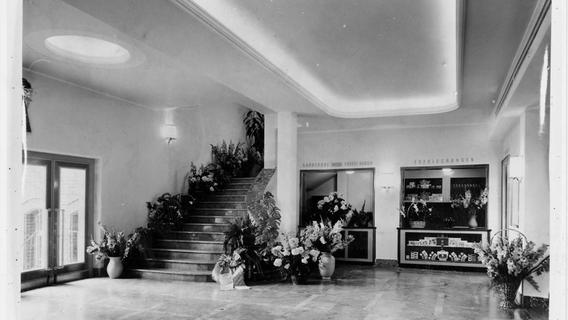 Archivperlen-Auflösung: Hier stapeln sich die Blumenvasen im Foyer