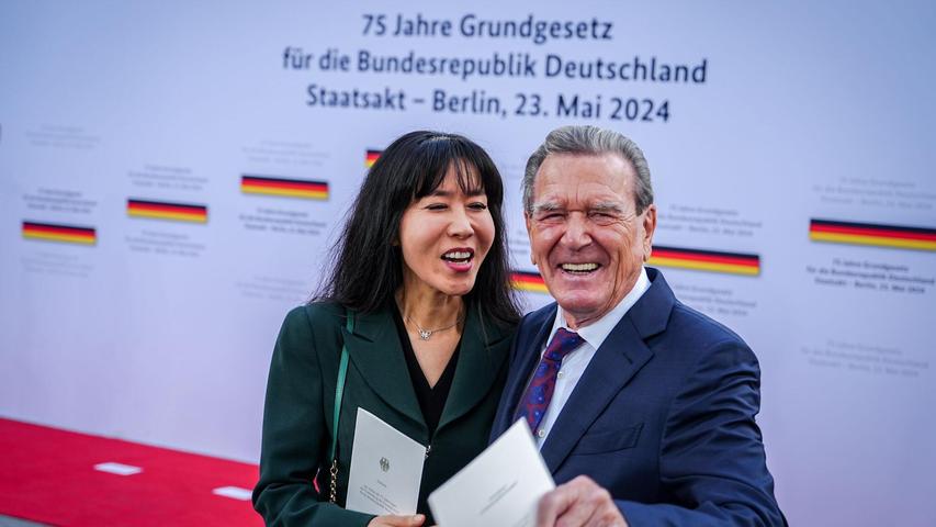 Auch der frühere Bundeskanzler Gerhard Schröder und So-yeon Schröder-Kim nahmen beim Staatsakt in Berlin teil.
