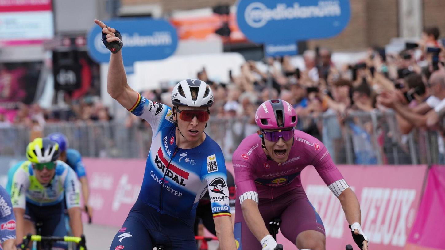 Der Belgier Tim Merlier (l) gewinnt die 18. Etappe des Giro d’Italia von Fiera di Primiero nach Padua vor dem Italiener Jonathan Milan.