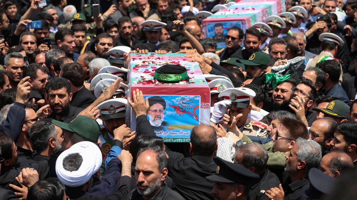 Der tödlich verunglückte iranische Präsident Ebrahim Raisi wurde in seiner Heimatstadt Maschhad beigesetzt.