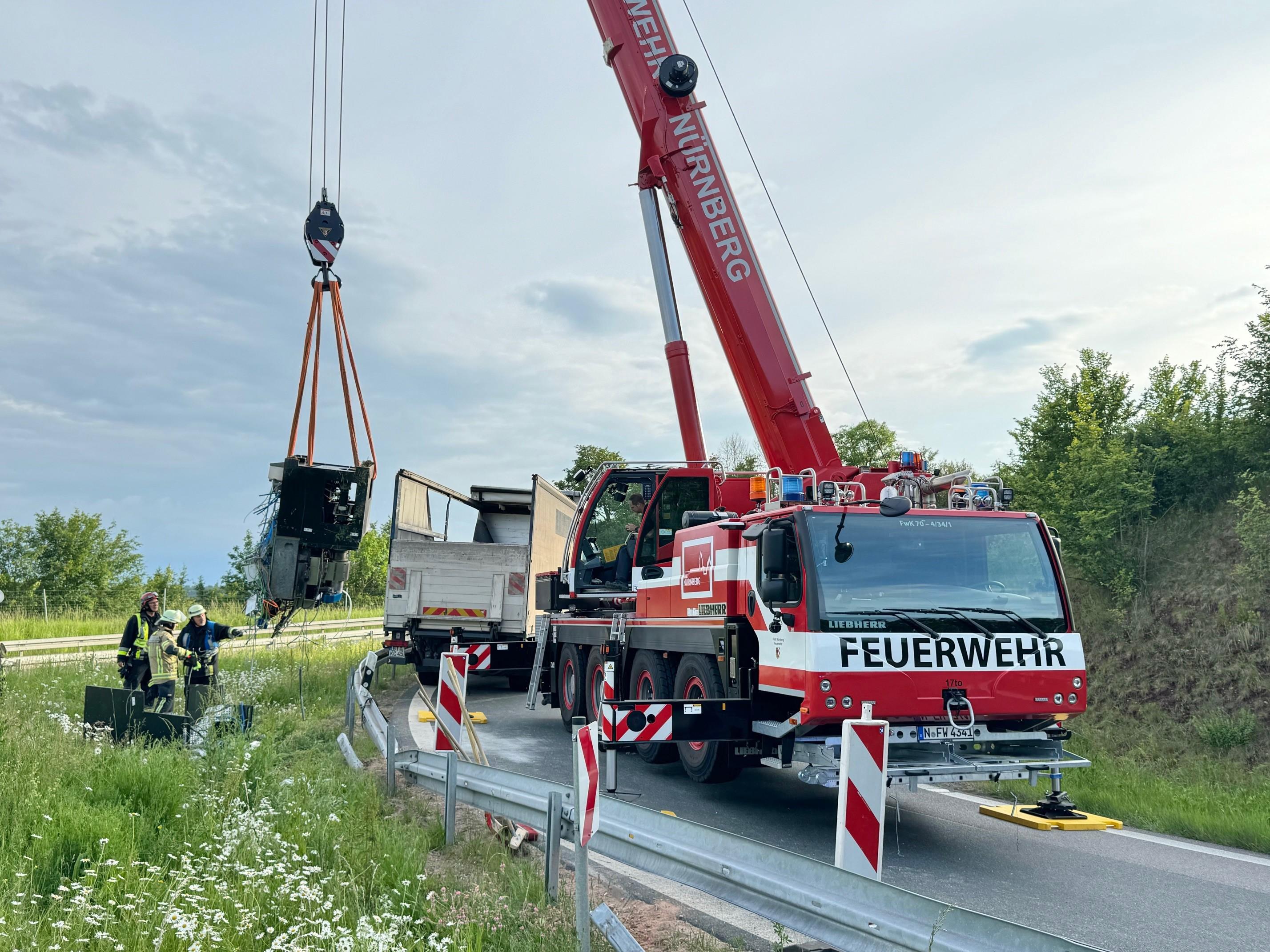 Mangelnde Ladungssicherung: Lkw verliert tonnenschwere Fracht - Ausfahrt &uuml;ber Stunden gesperrt