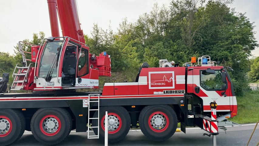 Einsatz mit schwerem Gerät: Feuerwehr birgt tonnenschweres Maschinenteil nach Lkw-Unfall
