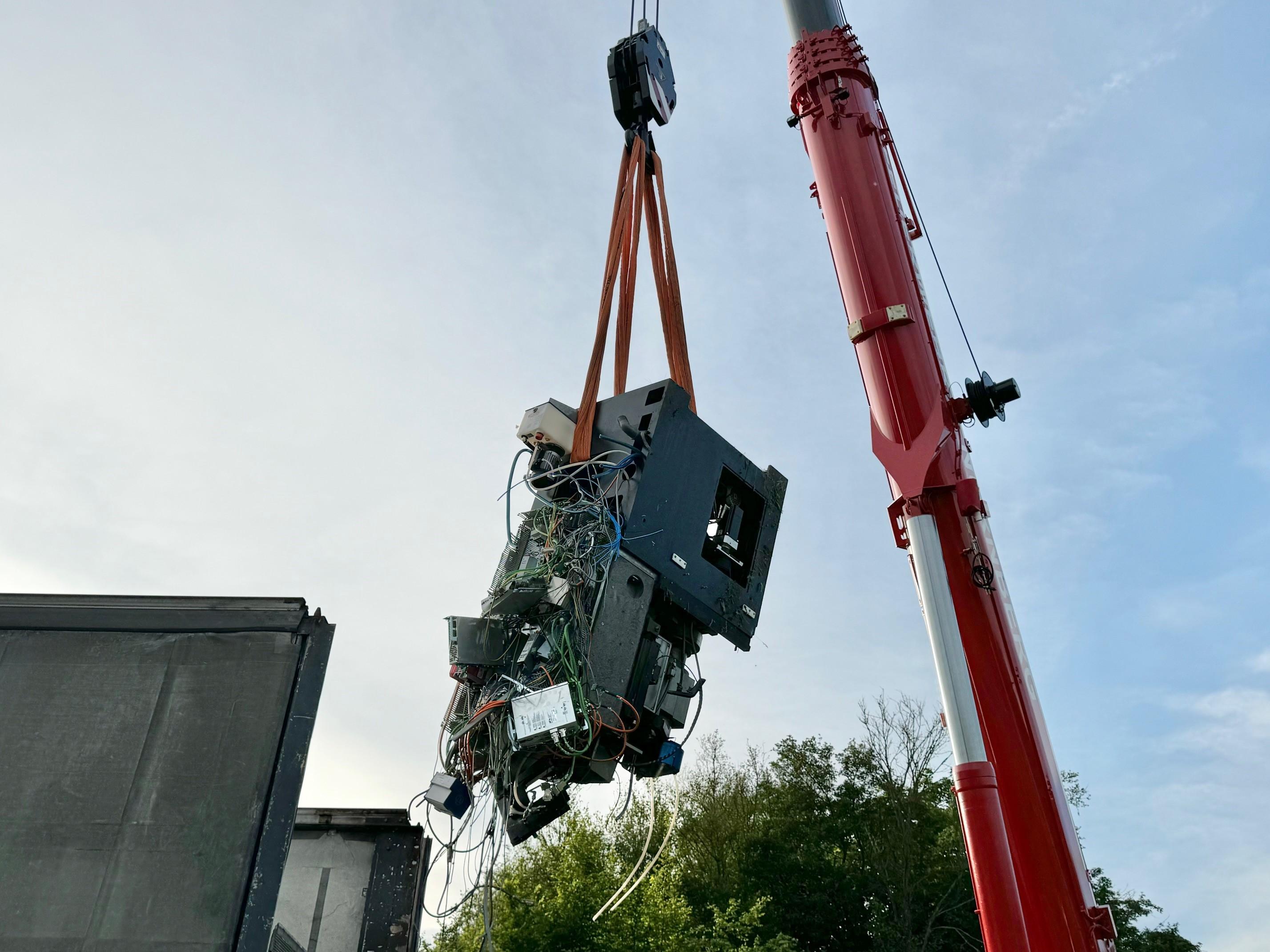 Einsatz mit schwerem Ger&auml;t: Feuerwehr birgt tonnenschweres Maschinenteil nach Lkw-Unfall