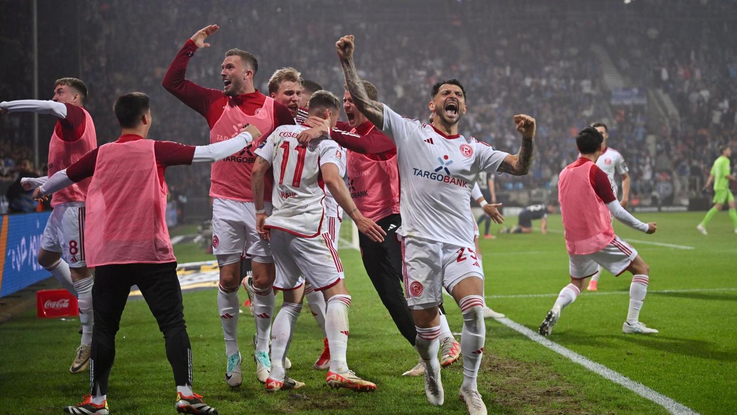 Allen Grund zum Feiern: Düsseldorfs Spieler jubeln über das Tor zum 2:0.