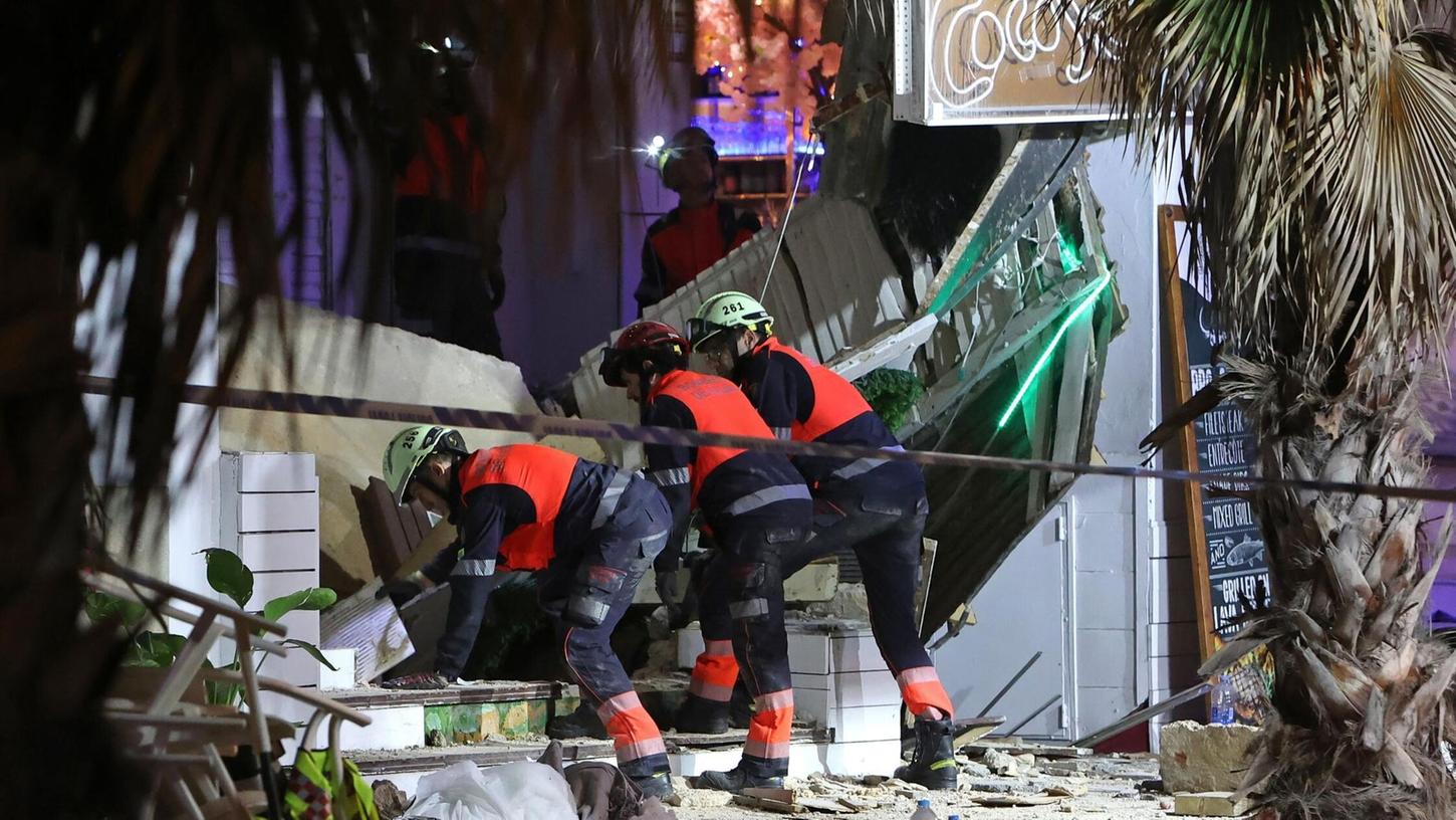 Rettungskräfte durchsuchen die Trümmer.