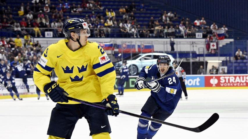 Schweden um Pontus Holmberg (l) trifft im Halbfinale auf Tschechien.