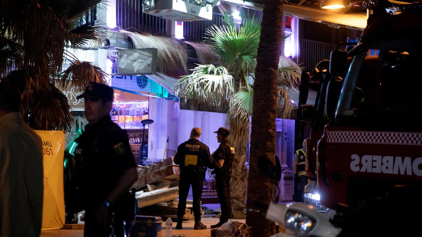 Beim Einsturz eines voll besetzten Restaurants an der Playa de Palma auf Mallorca sind am Donnerstagabend mindestens vier Menschen ums Leben gekommen.