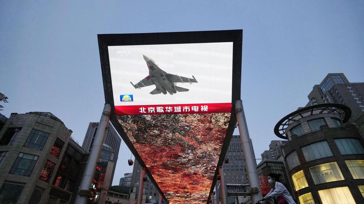 Auf einem Großbildschirm in Peking ist die Nachricht zu sehen, dass Chinas Militär eine zweitägige Übung rund um Taiwan begonnen hat.