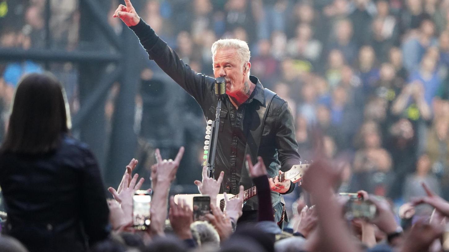 ARCHIV - 26.05.2023, Hamburg: Sänger James Hetfield beim bislang letzten Konzert von Metallicas "M72 World Tour" im Hamburger Volksparkstadion (zu dpa: "Metallica kehren mit zwei Konzerten zurück nach München") Foto: Marcus Brandt/dpa +++ dpa-Bildfunk +++