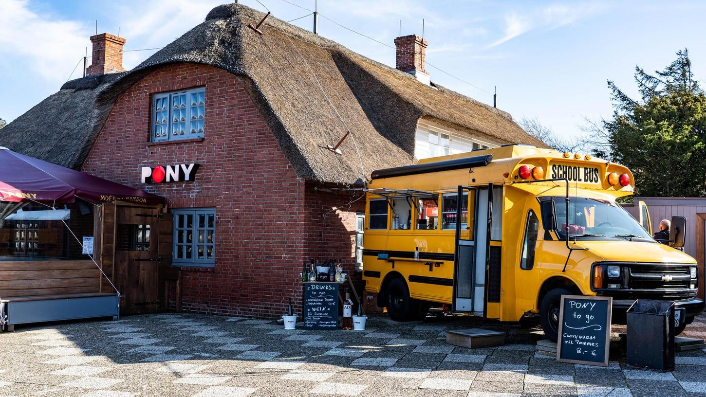 Ein alter amerikanischer Schulbus steht als Ausschank neben der Gaststätte "Pony" in der Straße Strönwai im Zentrum von Kampen.